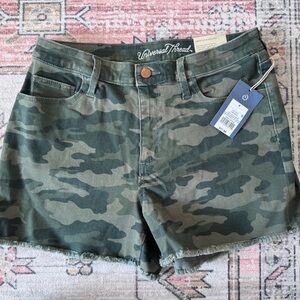 Women’s Universal threat shorts